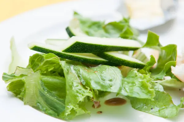 Primo Piano Insalata Con Fette Zucchine — Foto Stock