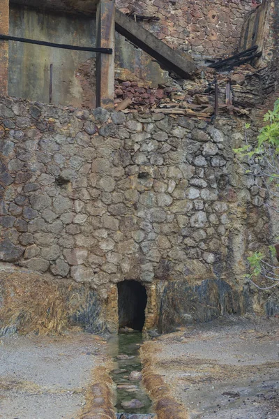 Colpo Verticale Vecchio Solco Acqua Nella Città Cuenca Andalusia Spagna — Foto Stock