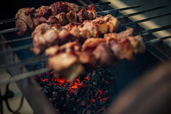 Egy Közelkép Grillezett Sertéshúsról Egy Széntűzhelyen — Stock Fotó