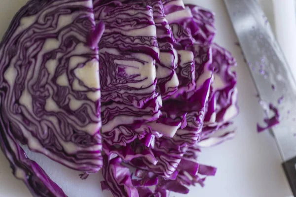 Eine Nahaufnahme Von Geschnittenem Rotkohl Mit Abstrakten Strukturen Inneren — Stockfoto