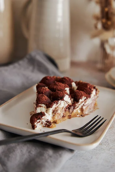 Vertical Shot Delicious Bonafi Cream Pie Slice Chocolate Powder White — Stock Photo, Image