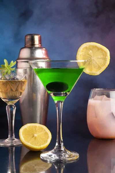 Een Close Van Een Glas Gevuld Met Groene Cocktail Gegarneerd — Stockfoto