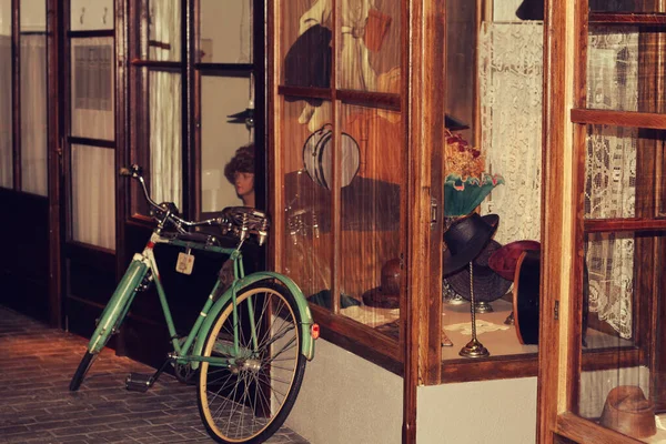 Старый Велосипед Припаркованный Дверей Магазина — стоковое фото