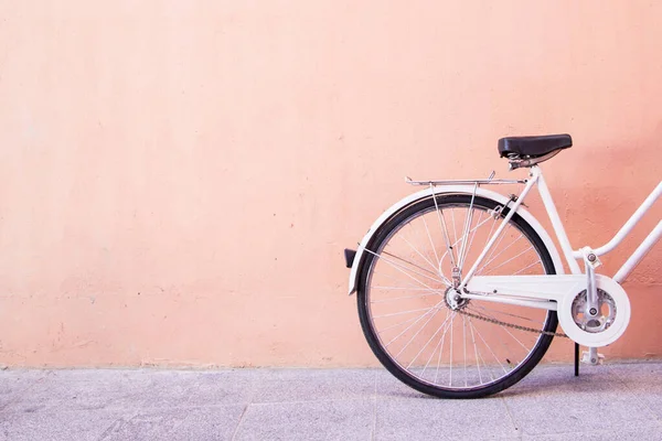 Крупный План Белого Велосипеда Припаркованного Возле Персиковой Стены Идеально Подходит — стоковое фото