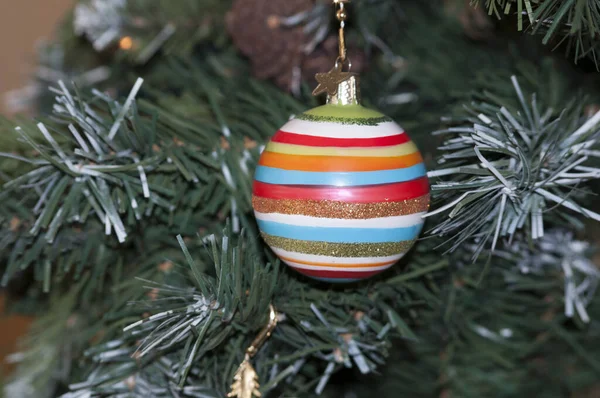 Eine Nahaufnahme Eines Runden Bunt Gestreiften Weihnachtsschmucks Der Einem Baum — Stockfoto