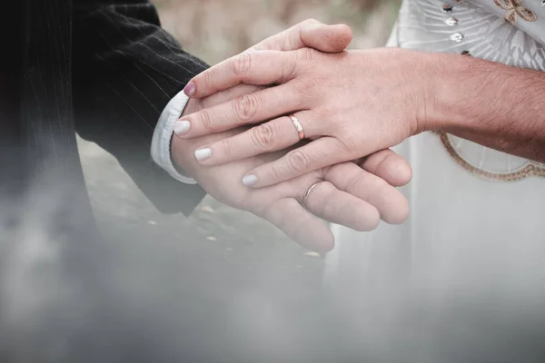 公園で手をつないでいる新婚夫婦のクローズアップ — ストック写真