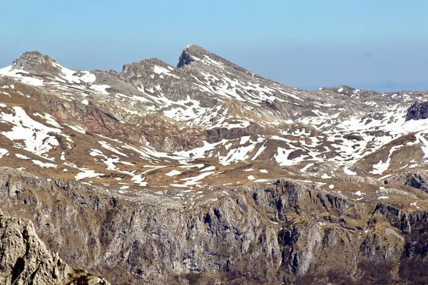 Een Betoverend Uitzicht Een Bergachtig Landschap Met Rotsachtige Kliffen Besneeuwde — Stockfoto