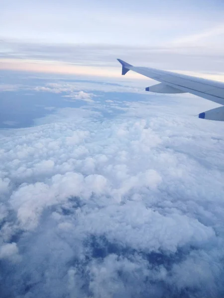 Tiro Avião Voar Céu Nublado — Fotografia de Stock