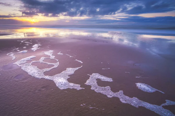 Beau Paysage Marin Coucher Soleil Avec Reflet Des Nuages Dans — Photo