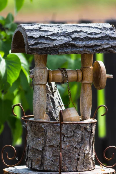 Gros Plan Petit Puits Décoratif Bois Sur Tronc Arbre Dans — Photo