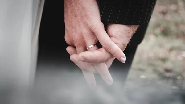 Een Close Van Een Pas Getrouwd Stel Dat Elkaars Hand — Stockfoto