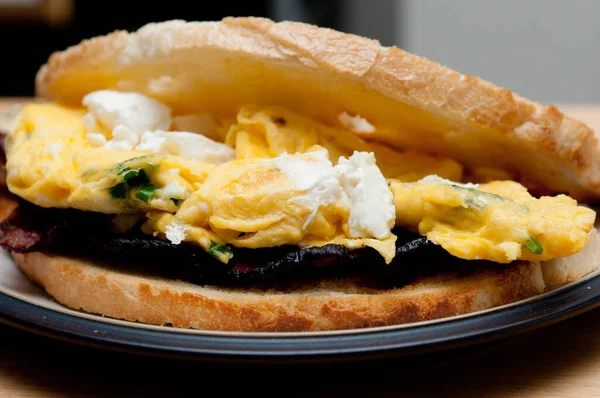 Крупный План Яичного Сэндвича Сыром Тарелке — стоковое фото