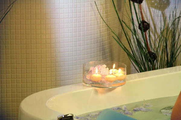 浴缸里塞满了水紫色薰衣草和蜡烛 — 图库照片