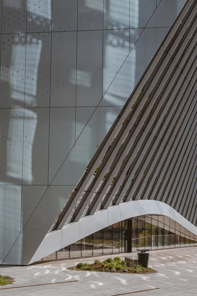 Tiro Vertical Fragmento Design Exterior Edifício Alto Com Sondagens Diagonais — Fotografia de Stock