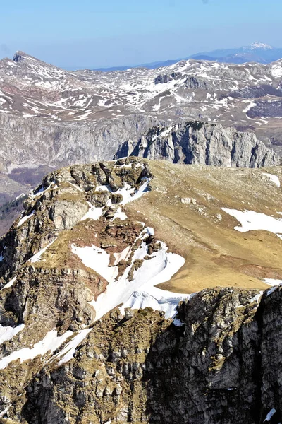 Eine Vertikale Aufnahme Von Wunderschönen Schneebedeckten Gipfeln Mit Felsigen Klippen — Stockfoto