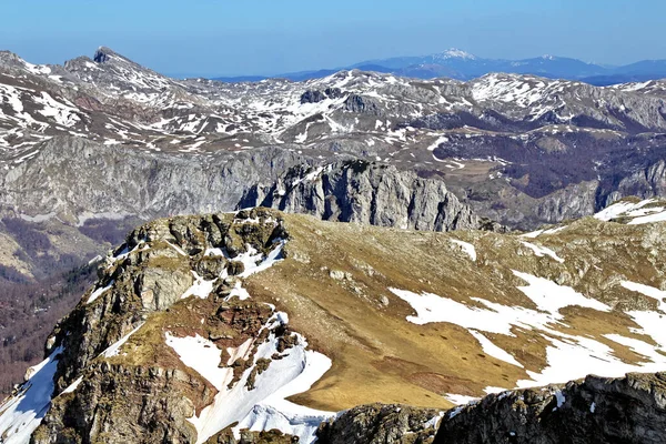 Beau Paysage Une Chaîne Montagnes Avec Des Sommets Enneigés Des — Photo