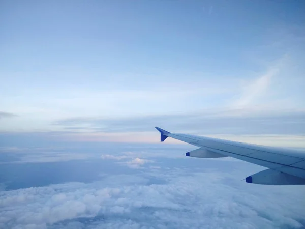 曇った空を飛ぶ飛行機のショット — ストック写真