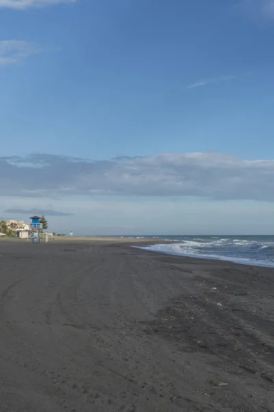 Vue Verticale Une Plage Sable Noir Sous Beau Ciel Bleu — Photo