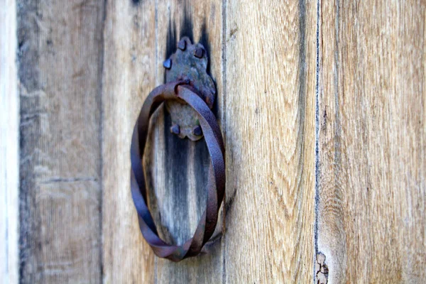 Tiro Close Uma Maçaneta Metal Uma Porta Madeira — Fotografia de Stock