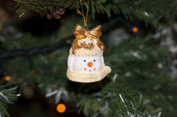 Een Closeup Van Een Schattige Sneeuwpop Kerstboom Ornament Opknoping Van — Stockfoto