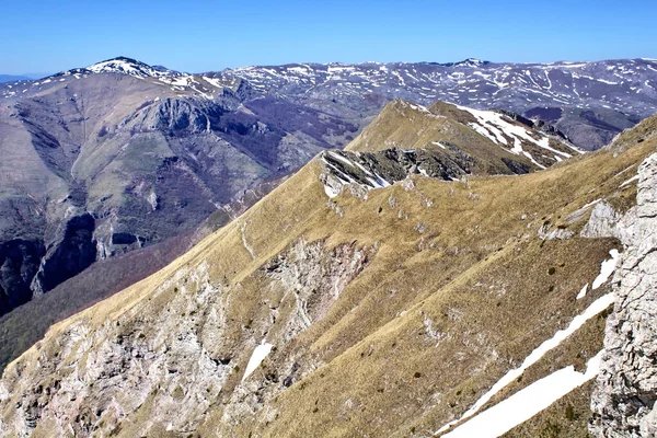 Krásný Výhled Vysoké Hory Vrcholky Zakrytými Sněhem Pod Bezmračnou Modrou — Stock fotografie
