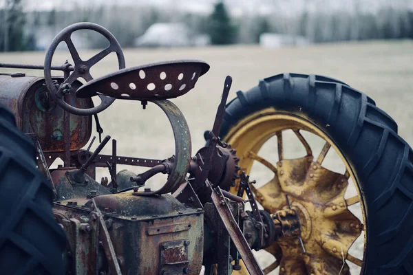 Plan Rapproché Une Vieille Machine Agricole Roues Jaunes Sur Terrain — Photo