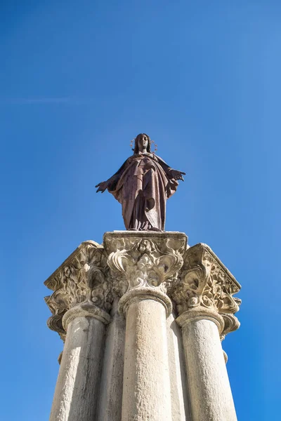 Ángulo Vertical Bajo Virgen María Sobre Pedestal Piedra Catedral Palencia — Foto de Stock