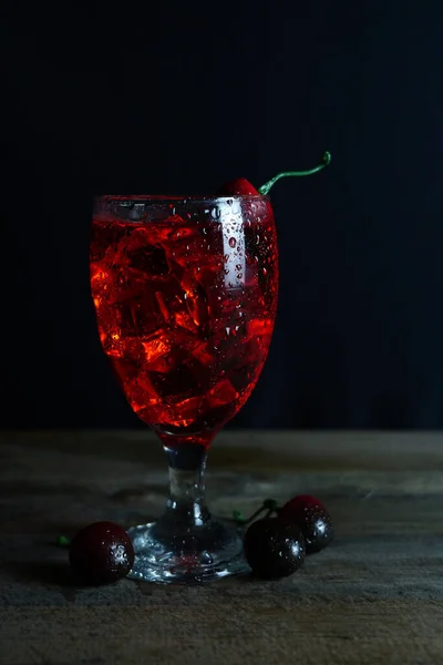 Een Verticaal Shot Van Een Iced Cherry Cocktail Een Tafel — Stockfoto
