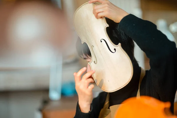 一个高加索人制作小提琴的特写镜头 — 图库照片