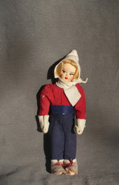Ένα Κάθετο Πλάνο Μιας Παλιάς Κούκλας Παραδοσιακά Ρούχα Γκρι Φόντο — Φωτογραφία Αρχείου