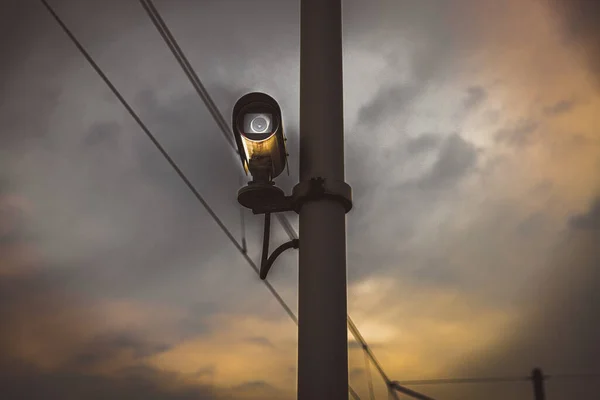 Een Close Opname Van Een Verkeerscamera Achtergrond Van Bewolkte Lucht — Stockfoto