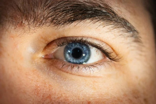 Eine Nahaufnahme Des Mannes Mit Den Blauen Augen — Stockfoto