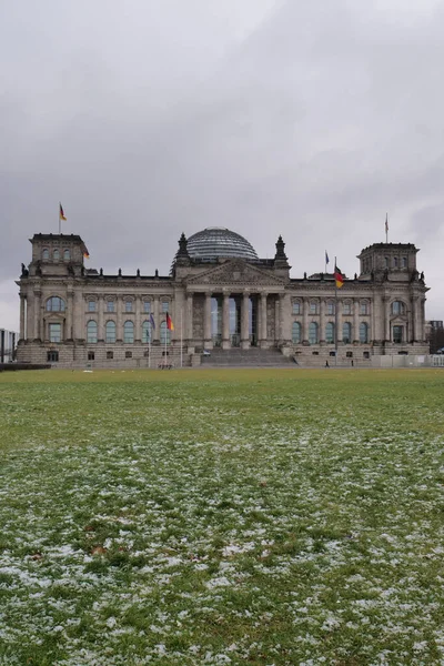 Plan Rapproché Bâtiment Parlement Allemand Avec Pelouse Verte Premier Plan — Photo