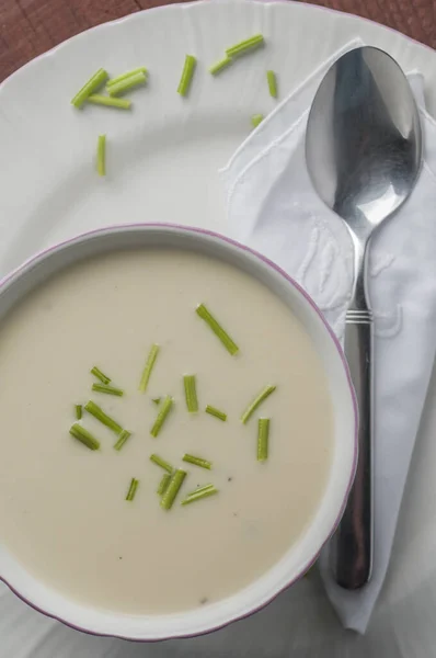 一个垂直镜头Vichyssoise与土豆水蜜膏 — 图库照片