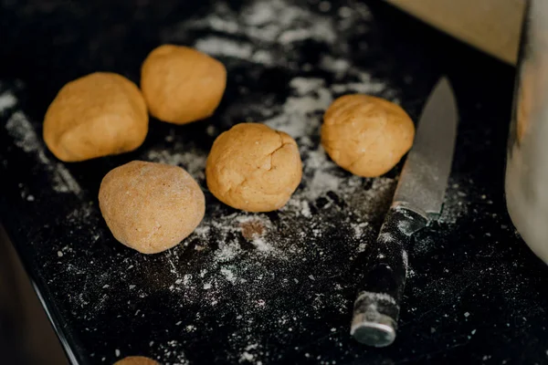 Primer Plano Bolas Masa Mesa Cocina Junto Cuchillo —  Fotos de Stock