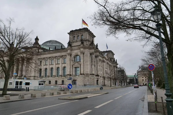 Alman Parlamentosu Nun Yan Duvarı Planda Bir Caddenin Yakın Çekimi — Stok fotoğraf