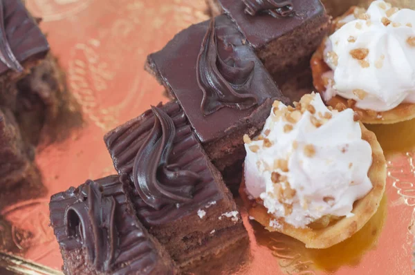 Маленькие Торты Завернутые Шоколад Наполненные Сливками — стоковое фото