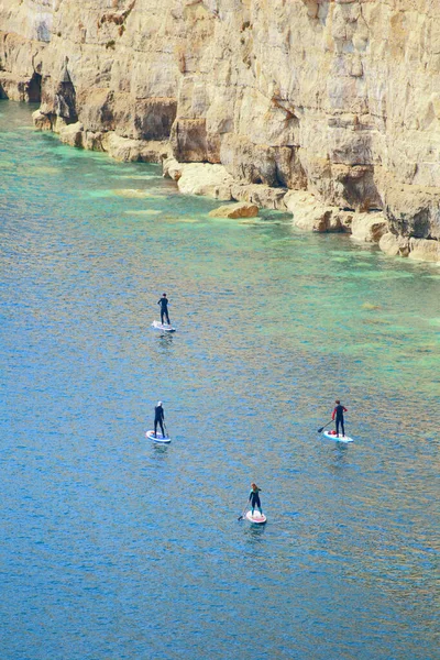 Plano Vertical Surfistas Océano Azul Cerca Roca — Foto de Stock