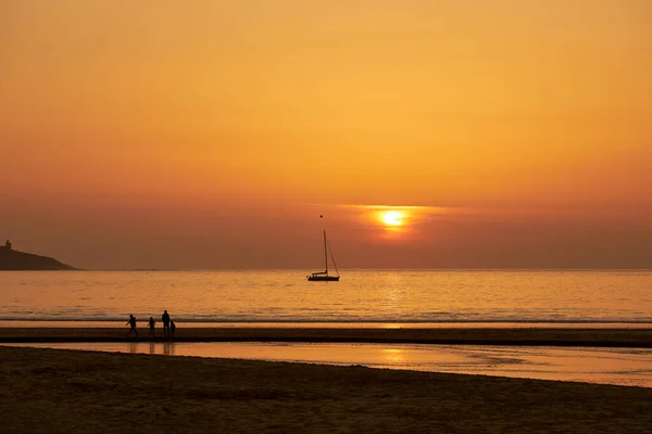在西班牙加利西亚 人们漫步在美国海滩上的日落美景 — 图库照片
