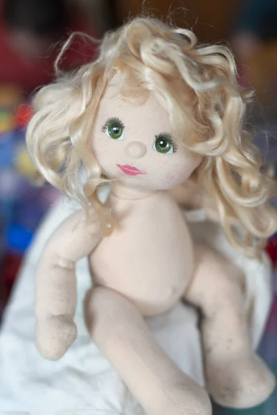 Een Verticaal Shot Van Een Naakte Pop Met Blond Haar — Stockfoto