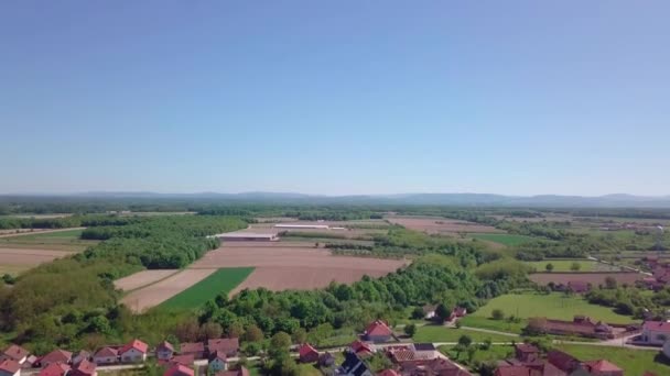 Vista Aérea Aldeia Com Telhados Azulejos Entre Árvores Dia Ensolarado — Vídeo de Stock