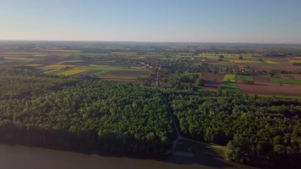 晴れた日に川のほとりにある村の空中風景 — ストック動画