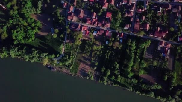 Vanuit Lucht Uitzicht Het Dorp Aan Oever Van Rivier Zonnige — Stockvideo