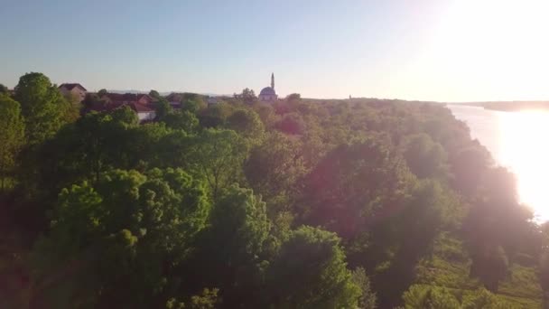 Letecký Pohled Vesnici Břehu Řeky Slunečného Dne — Stock video