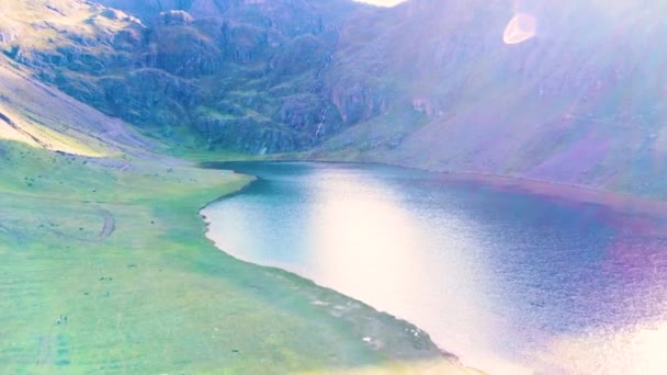 Belle Vue Sur Lac Dans Les Montagnes — Video