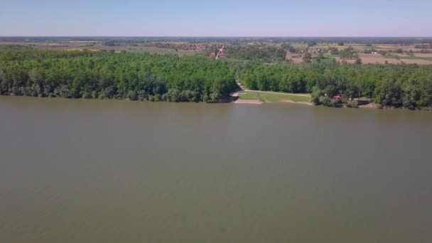 Vista Aérea Aldea Orilla Del Río Día Soleado — Vídeos de Stock