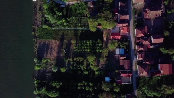 Letecký Pohled Vesnici Břehu Řeky Slunečného Dne — Stock video