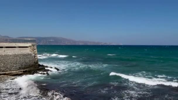Скелясте Узбережжя Хвилясте Море Сонячний День — стокове відео