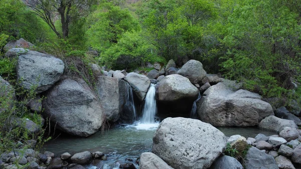 Büyük Kayaların Arasında Küçük Bir Şelale Manzarası — Stok fotoğraf