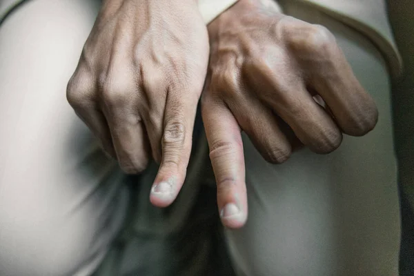 Şaret Parmaklarıyla Erkek Ellerinin Yakın Plan Çekimi — Stok fotoğraf